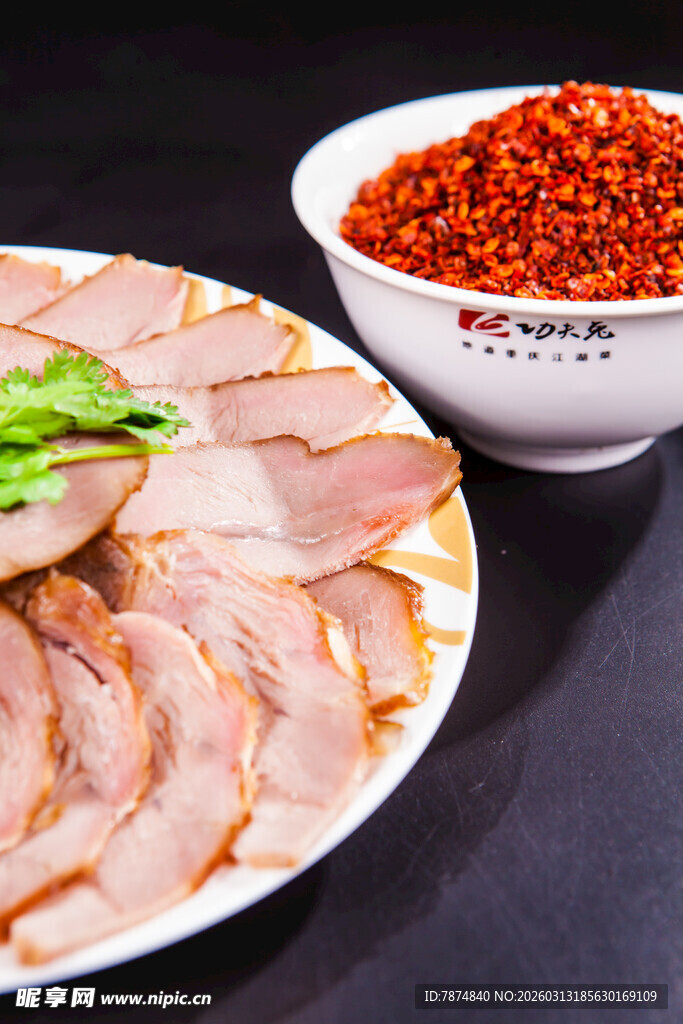 美味卤肉片配香辣蘸料