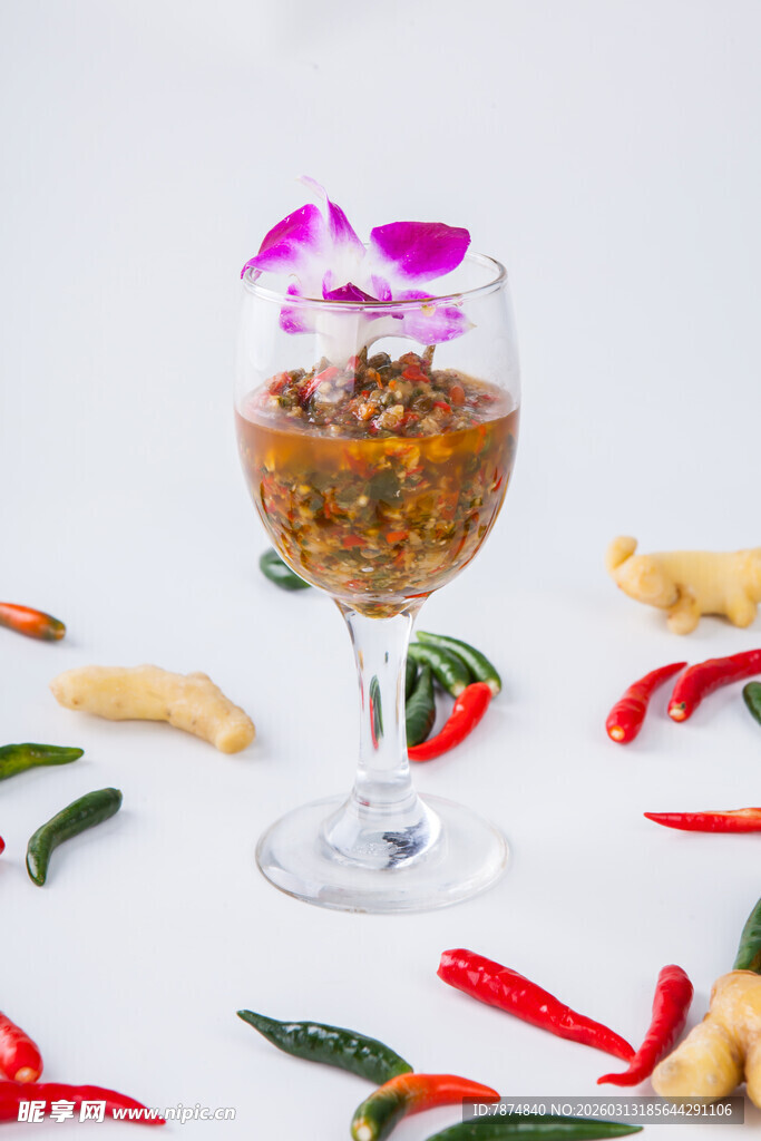 香辣美味小吃配多彩辣椒