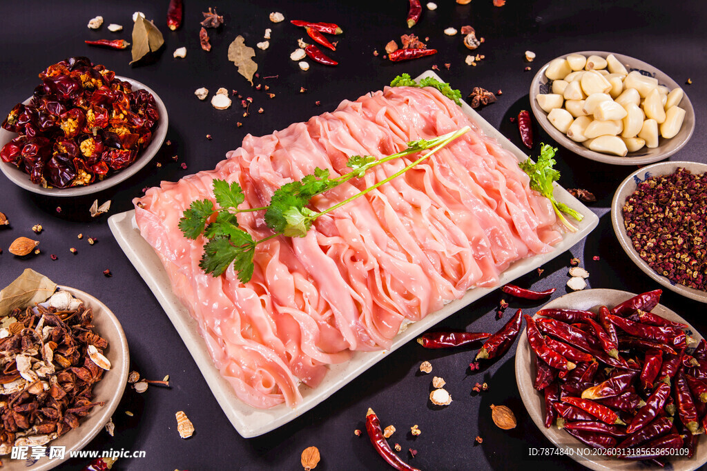 新鲜羊肉片 多样调料相伴