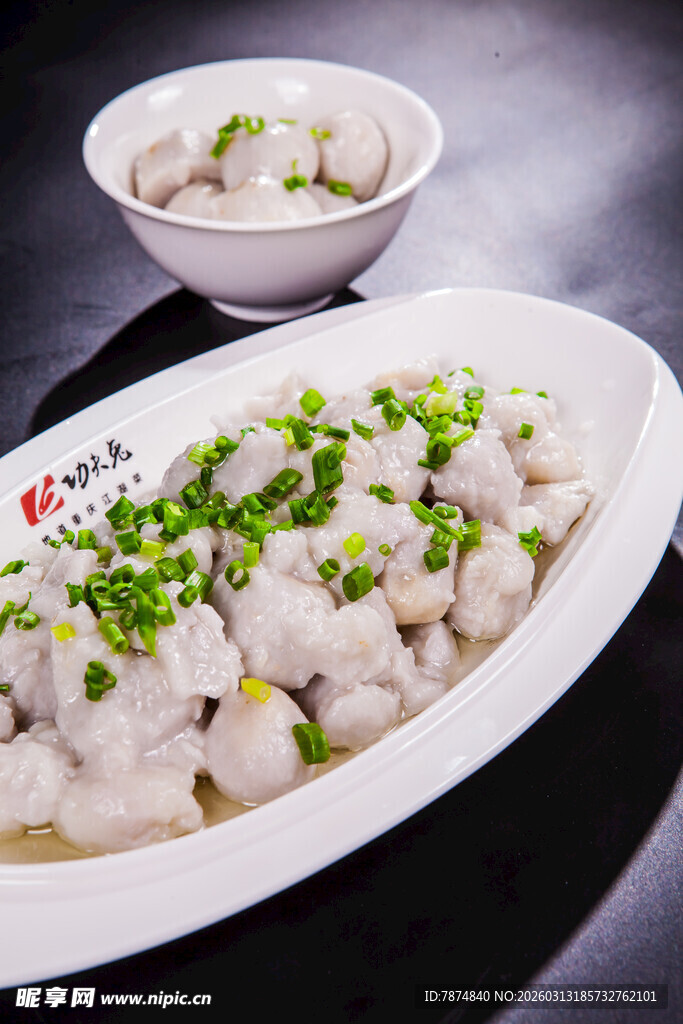 美味葱花点缀的特色丸子