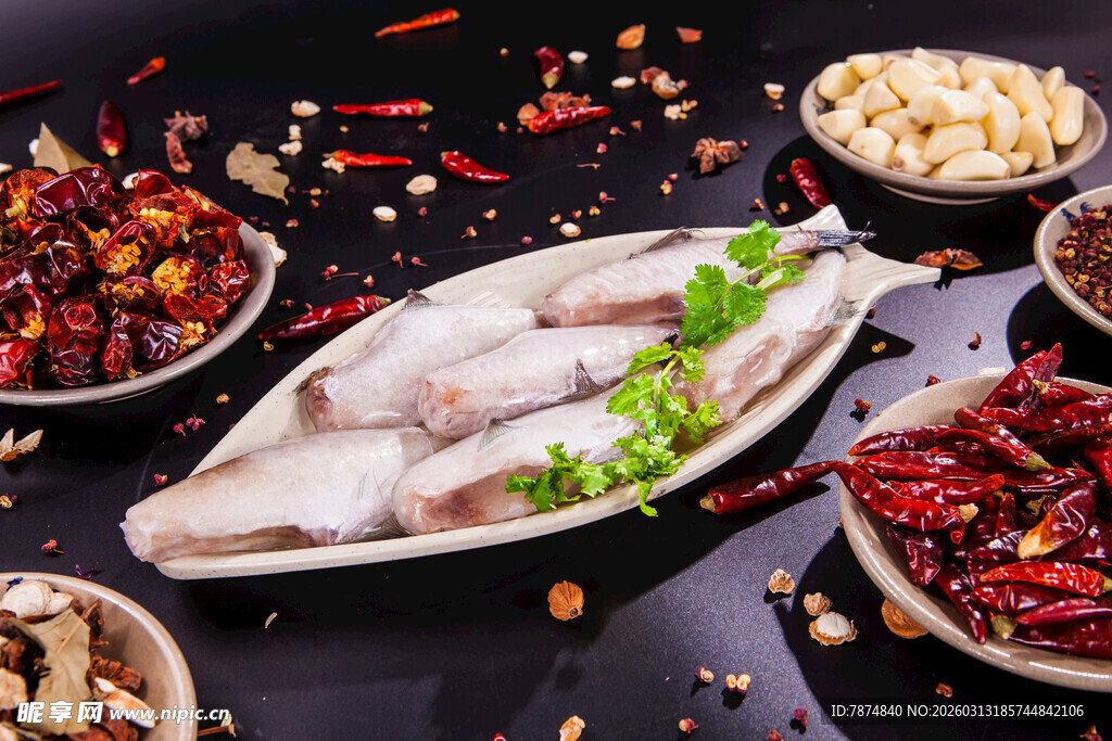 鲜鱼配多样香料食材