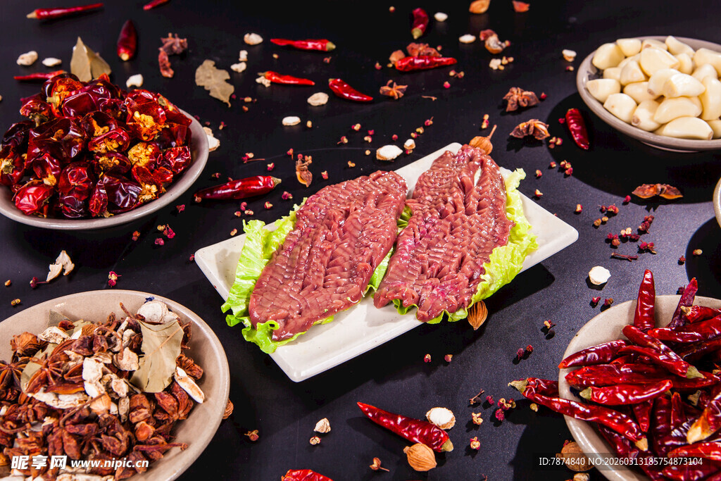 美味肉类搭配多样香料