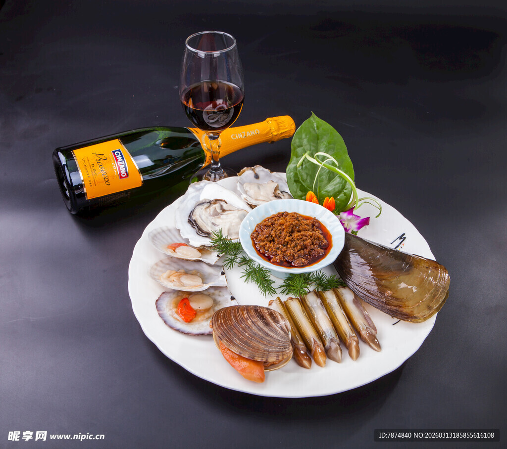 海鲜拼盘配美酒佳肴
