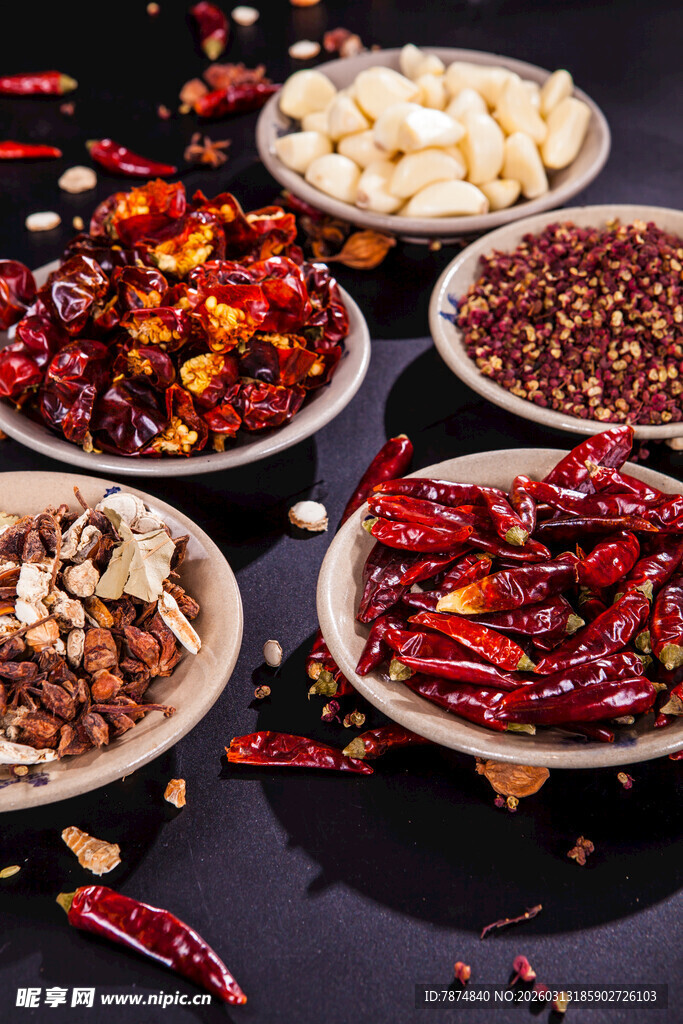 多样香料摆放在盘