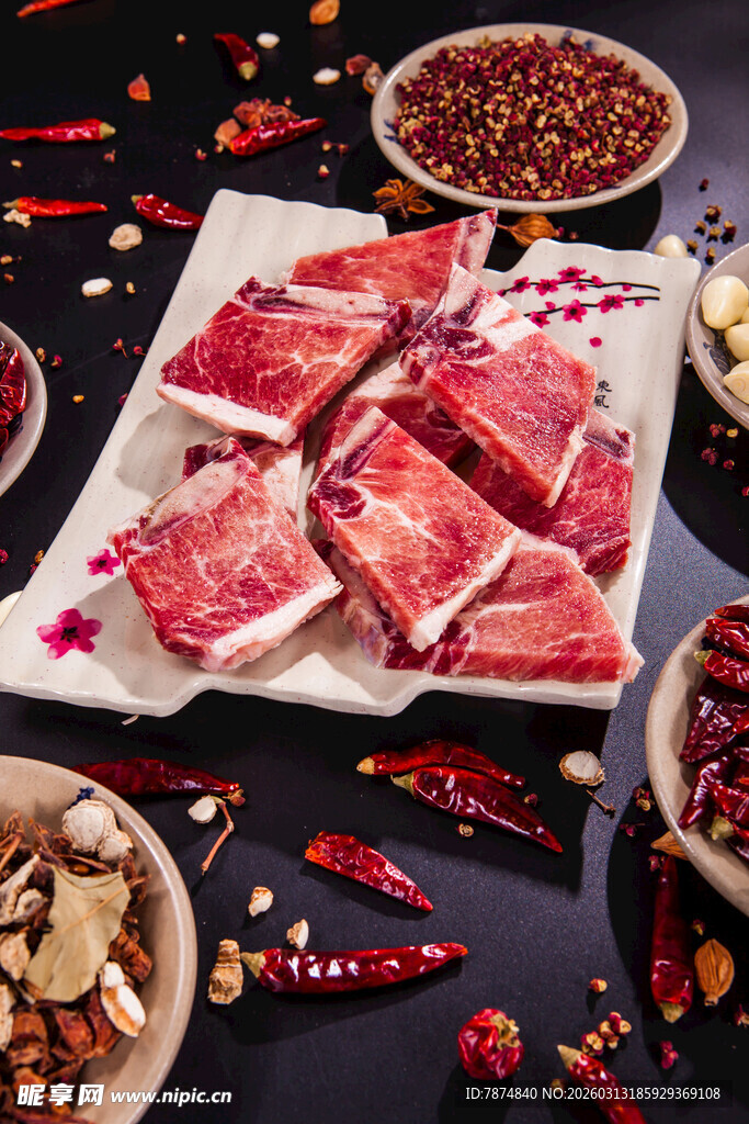 新鲜牛肉及多样香料食材