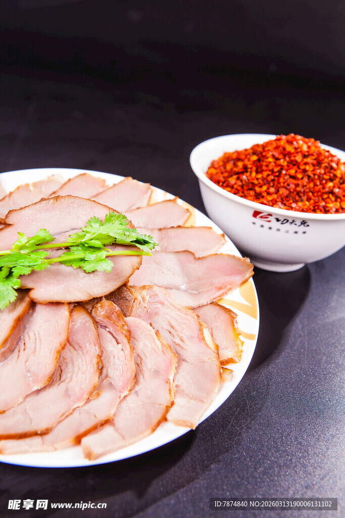 美味卤肉片配香辣蘸料