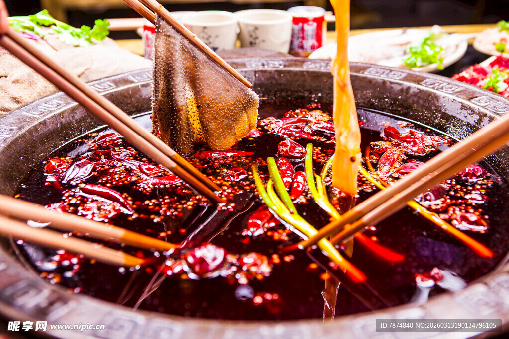 热辣鲜香的红油火锅