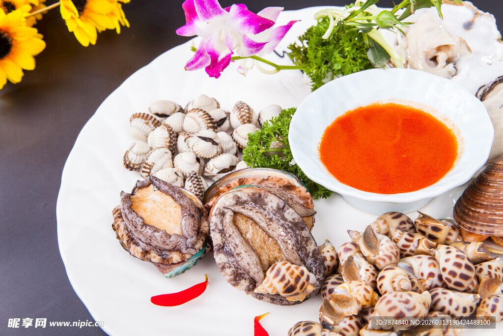 海鲜拼盘配蘸料