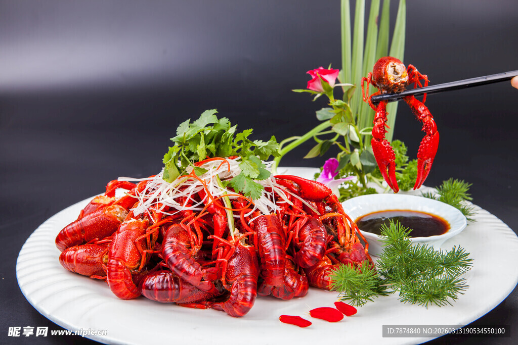 香辣小龙虾摆盘精致诱人