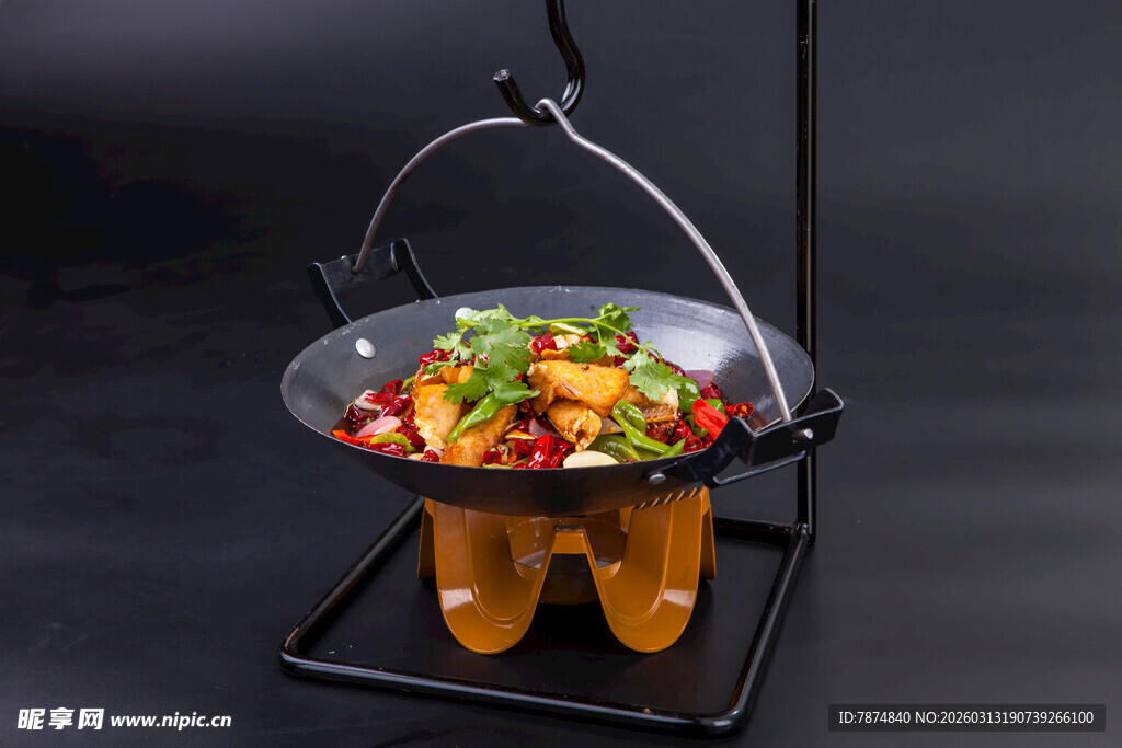 创意干锅架上的美味菜肴