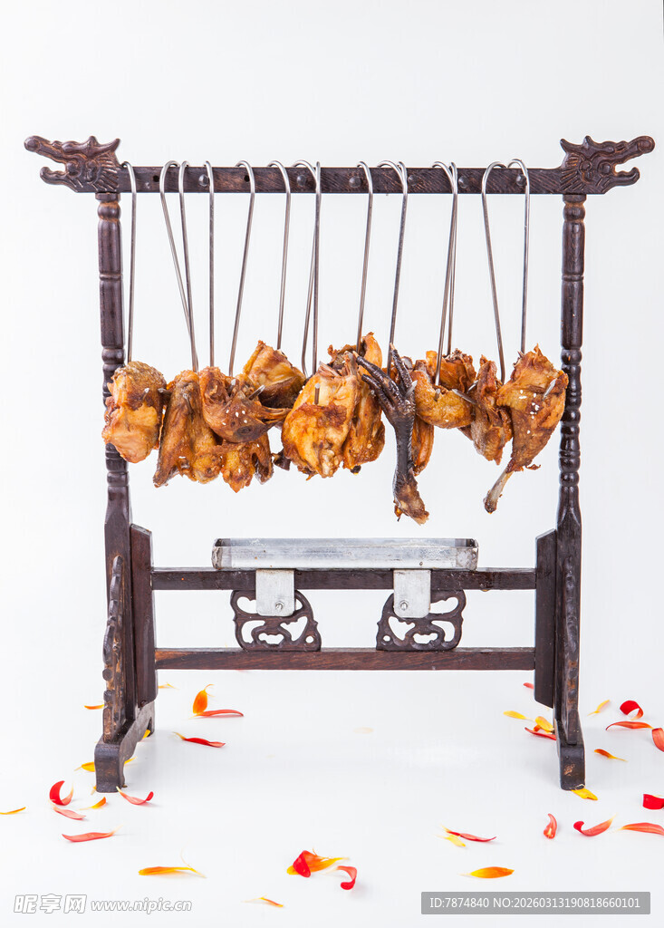 中式烤架上悬挂的美味烤鸡