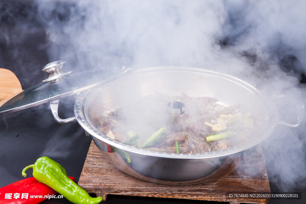 热气腾腾的锅中烹饪美食