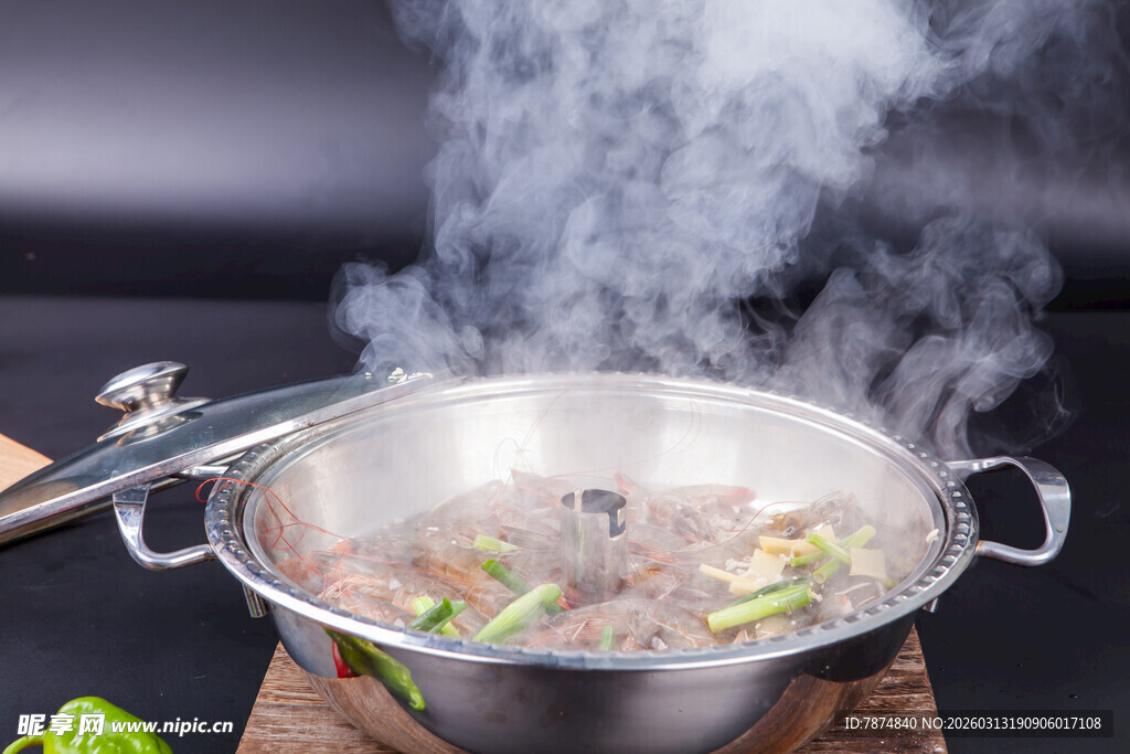 热气腾腾的锅中美食烹饪中