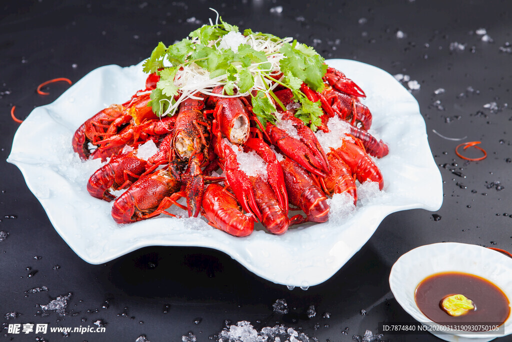 美味小龙虾配蘸料