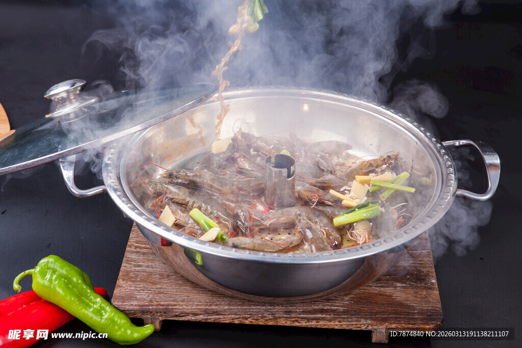 热气腾腾的美味锅中菜肴