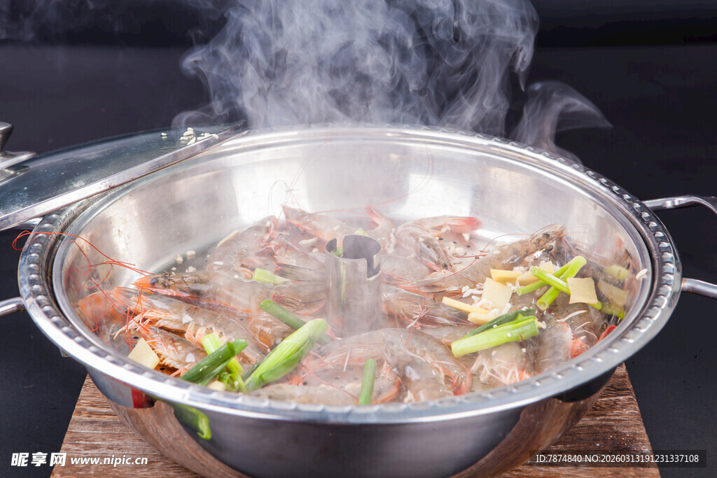 热气腾腾的海鲜火锅