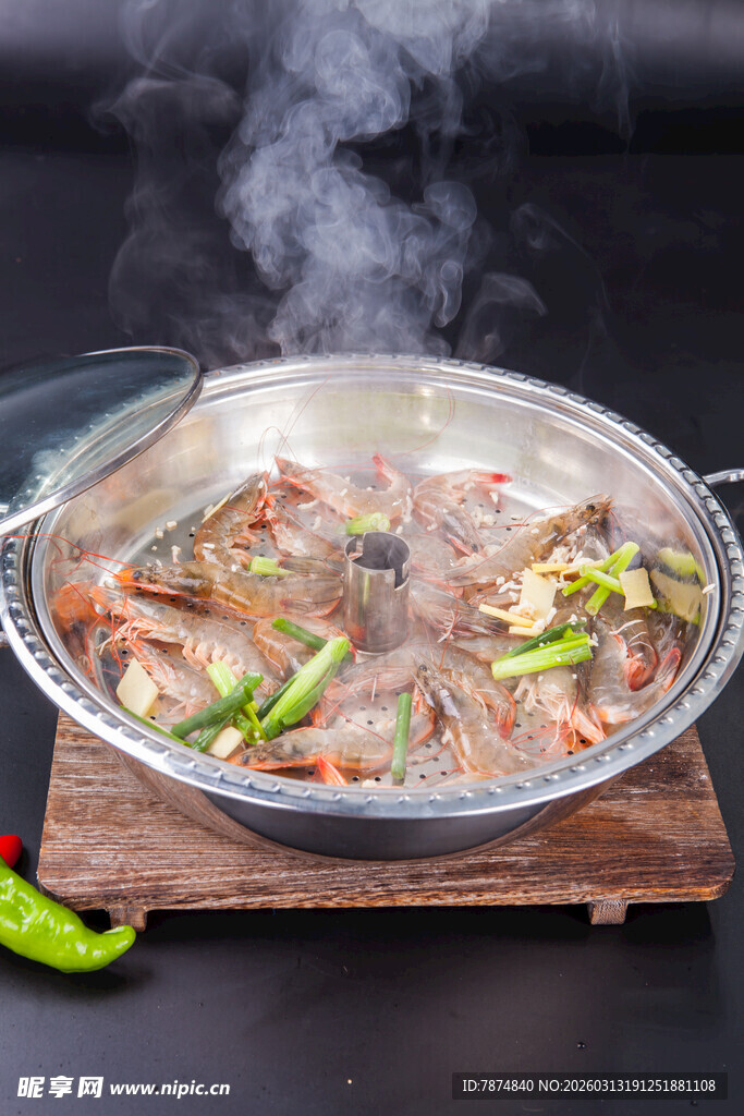 热气腾腾的海鲜火锅