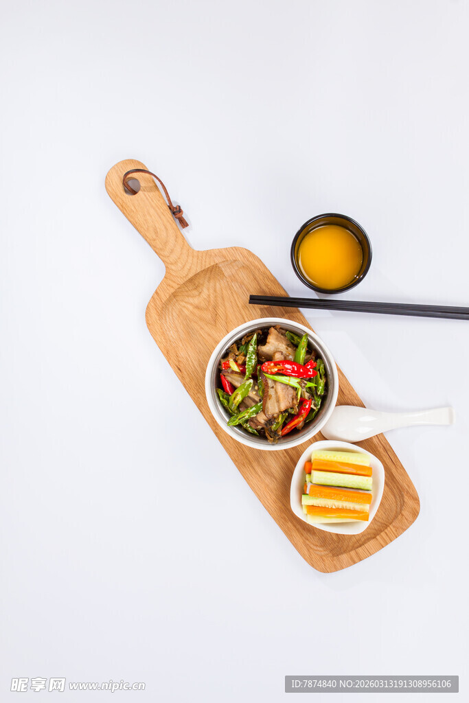 木制砧板上的美味餐食