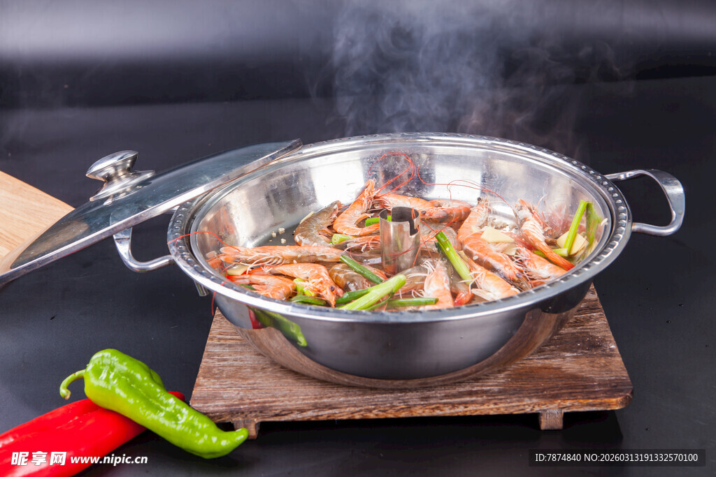 不锈钢锅中的美味海鲜蔬菜