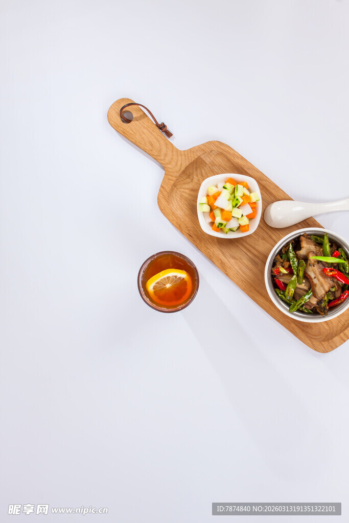 木制砧板上的多样美食