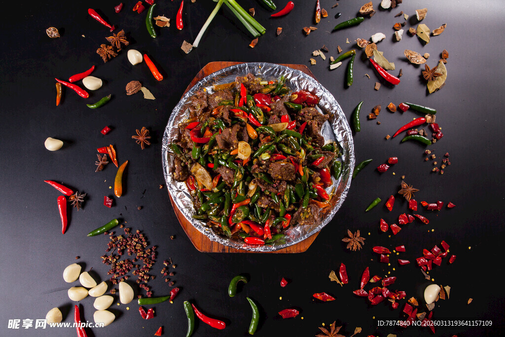 香辣调料碗 香料散落四周