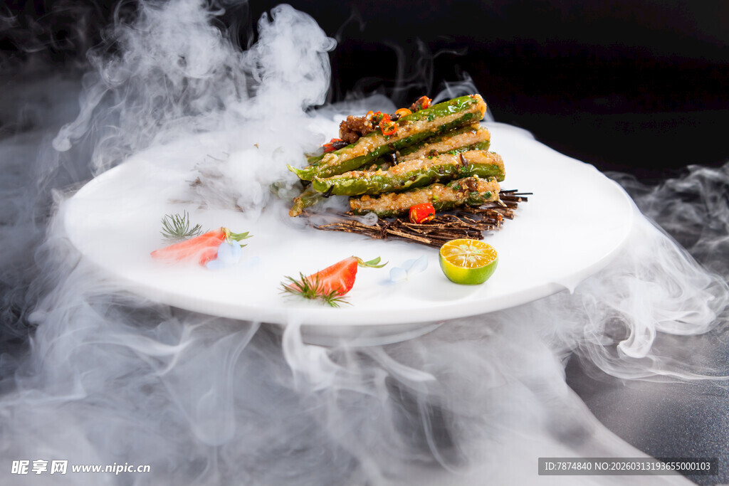 烟雾缭绕的精致创意菜品