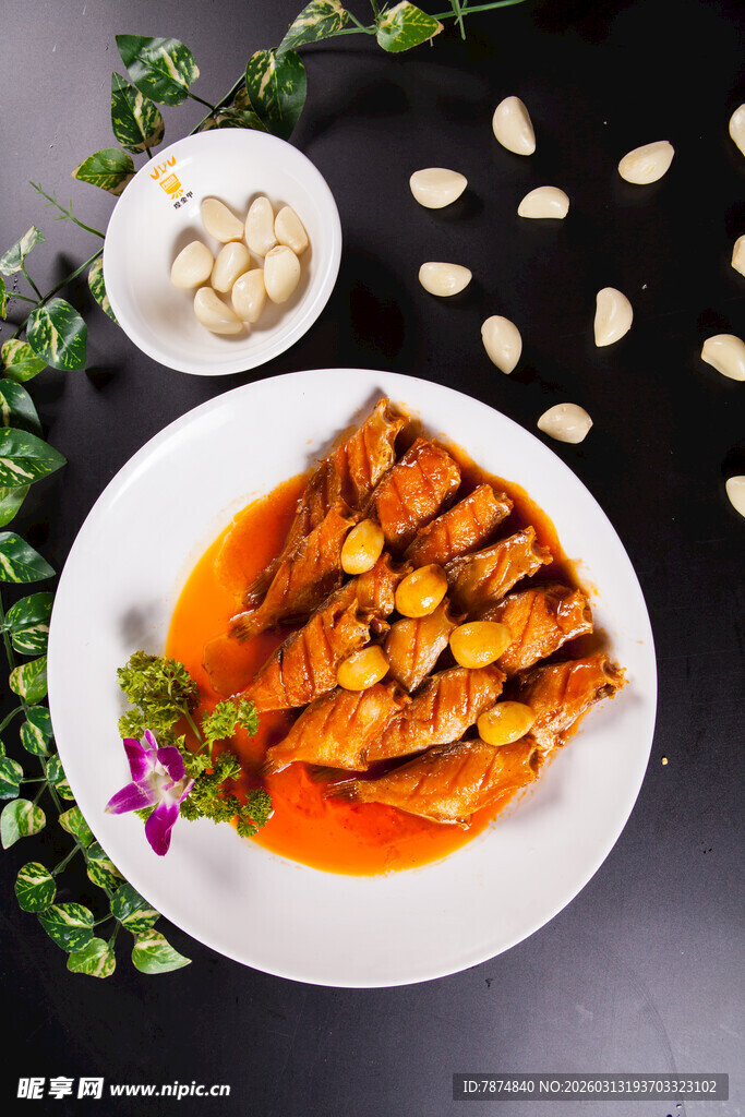 美味酱汁排骨摆盘中