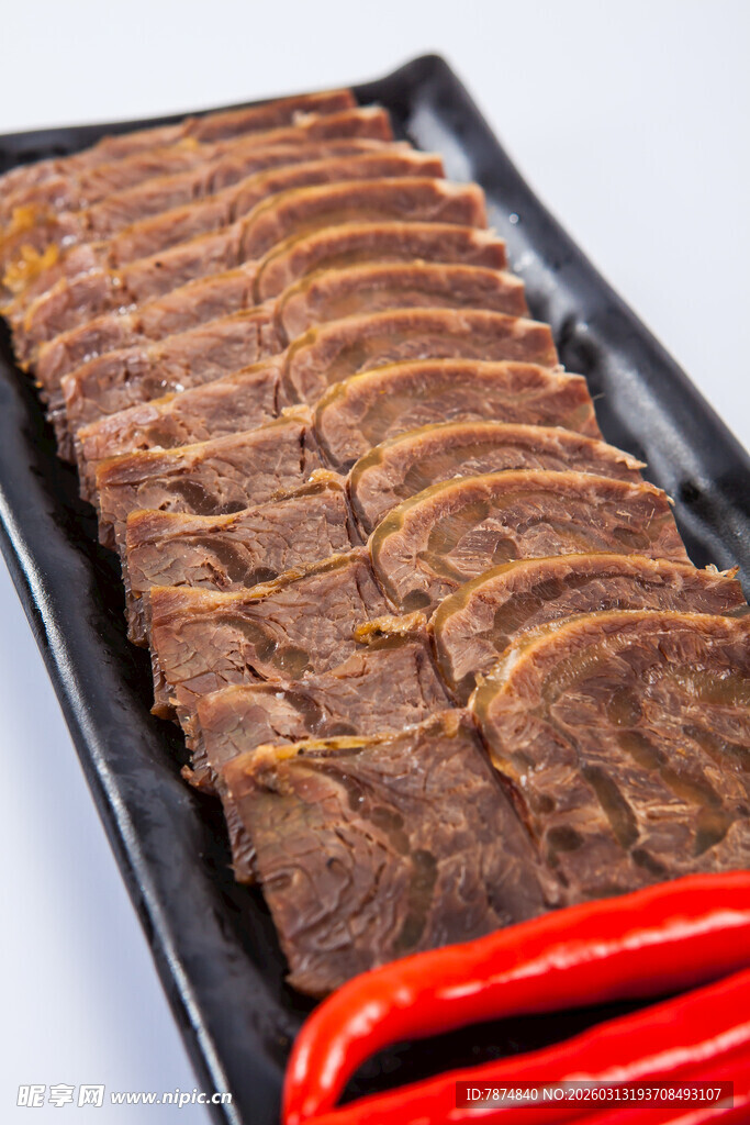 切片牛肉配红辣椒