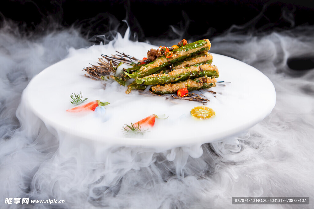 云雾缭绕的创意美食摆盘