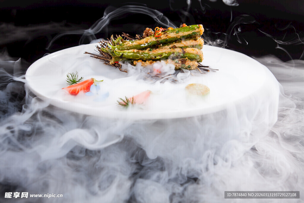 云雾缭绕中的创意美食摆盘
