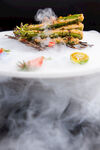 创意烟雾装饰的精致美食