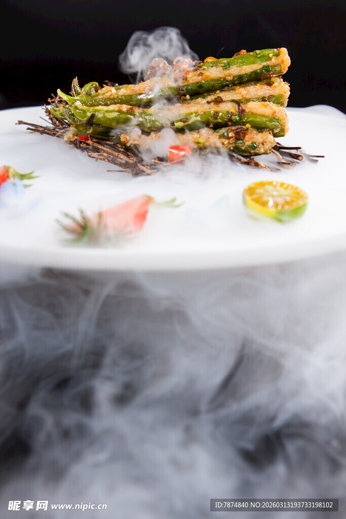 创意烟雾装饰的精致美食