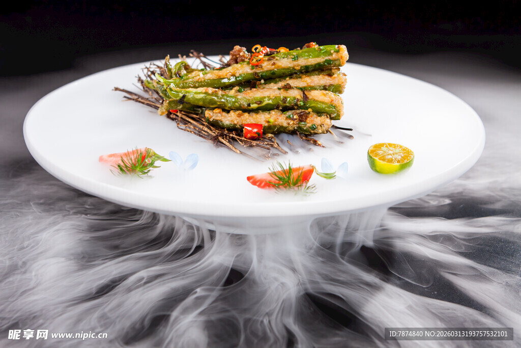 烟雾缭绕的创意美食摆盘