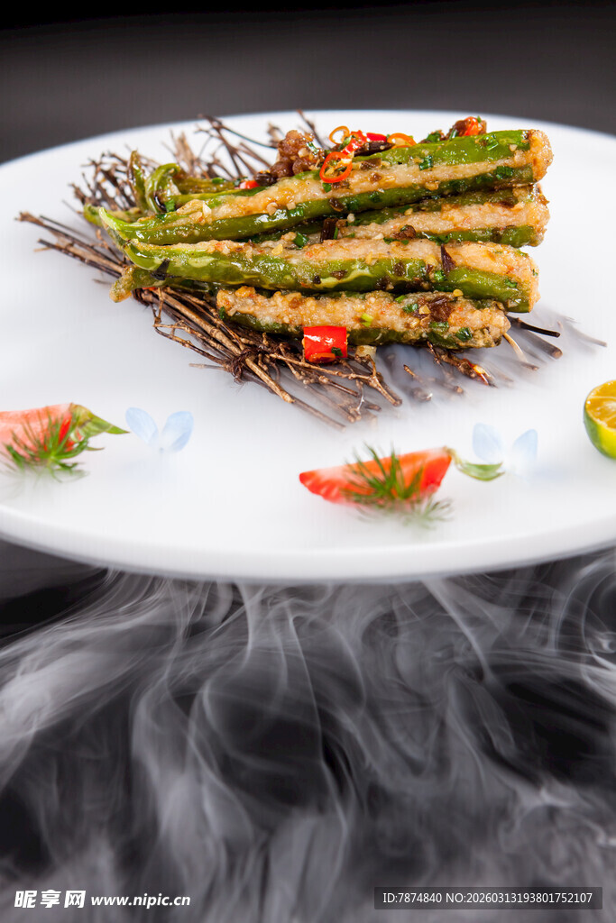 烟雾缭绕的美味烤串