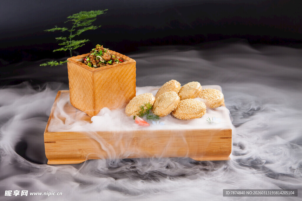 精致摆盘的特色海鲜菜品