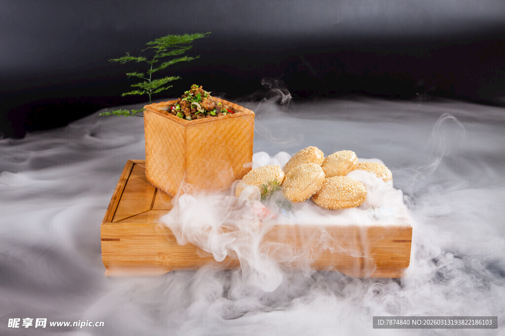 干冰烟雾中的创意绿植景观