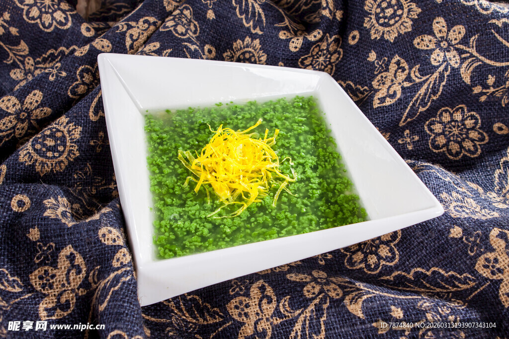 方形盘中的黄色花卉绿植