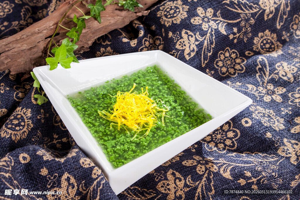 绿色蔬菜配黄色点缀美食