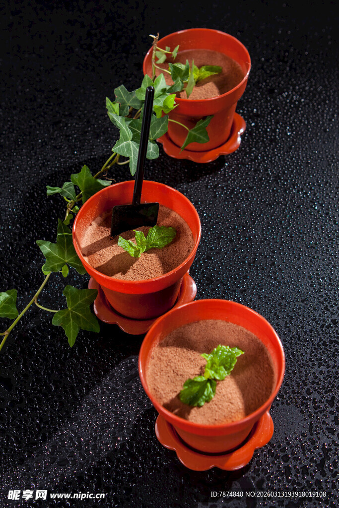 精致橙色杯装美味饮品