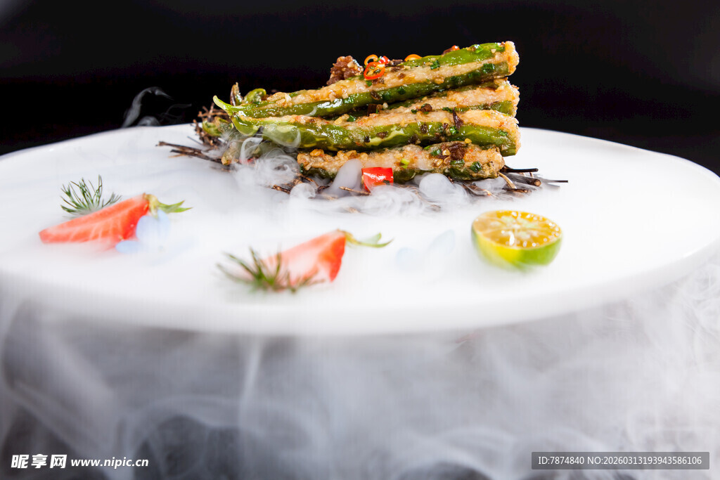 创意云雾装饰的精致美食