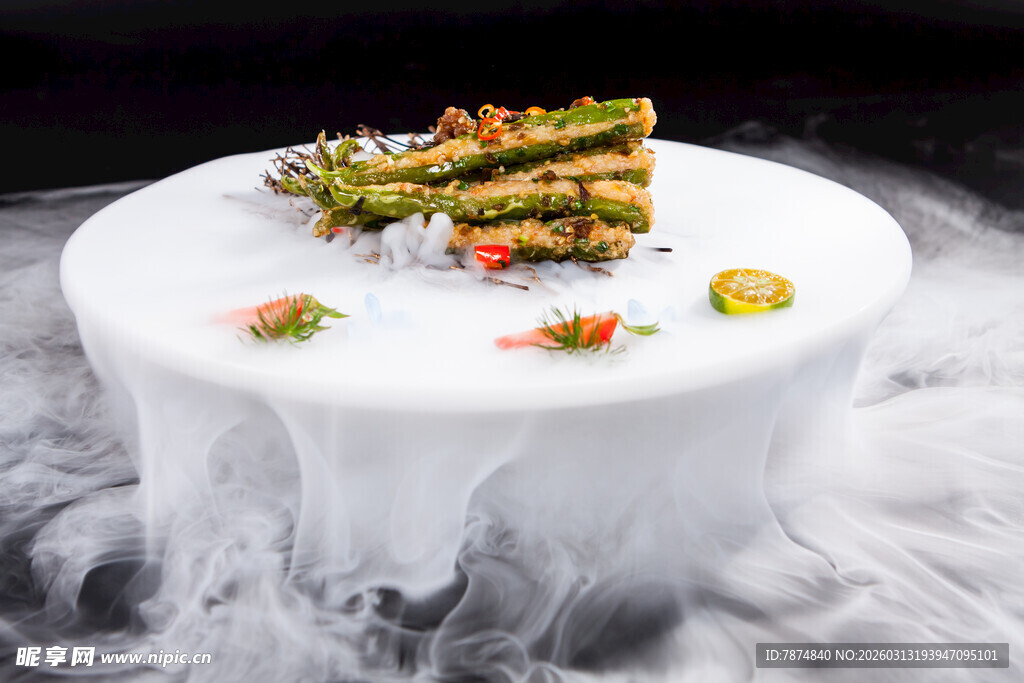 梦幻烟雾中的精致创意美食