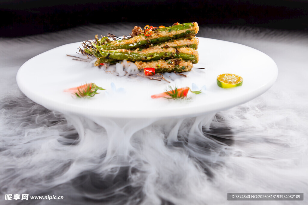 创意烟雾摆盘的美味菜肴
