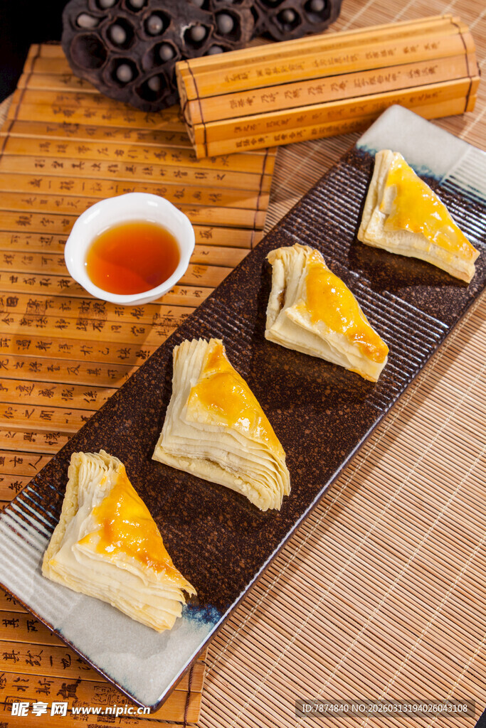 美味芝士三角糕点摆拍