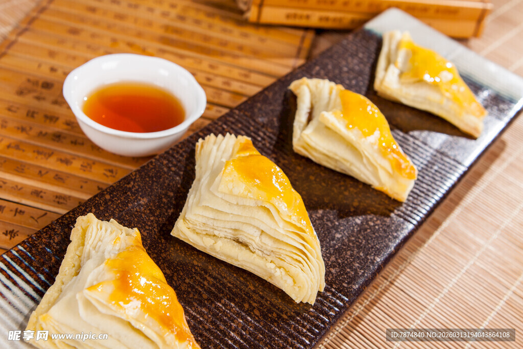 美味三角形糕点配茶饮