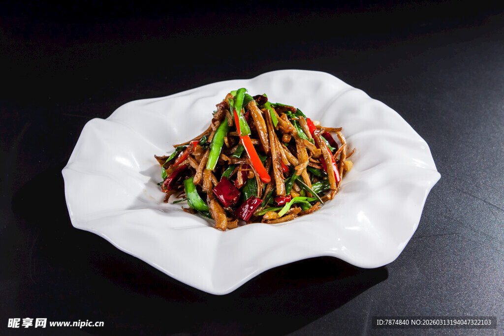 五彩凉拌菜摆于白盘