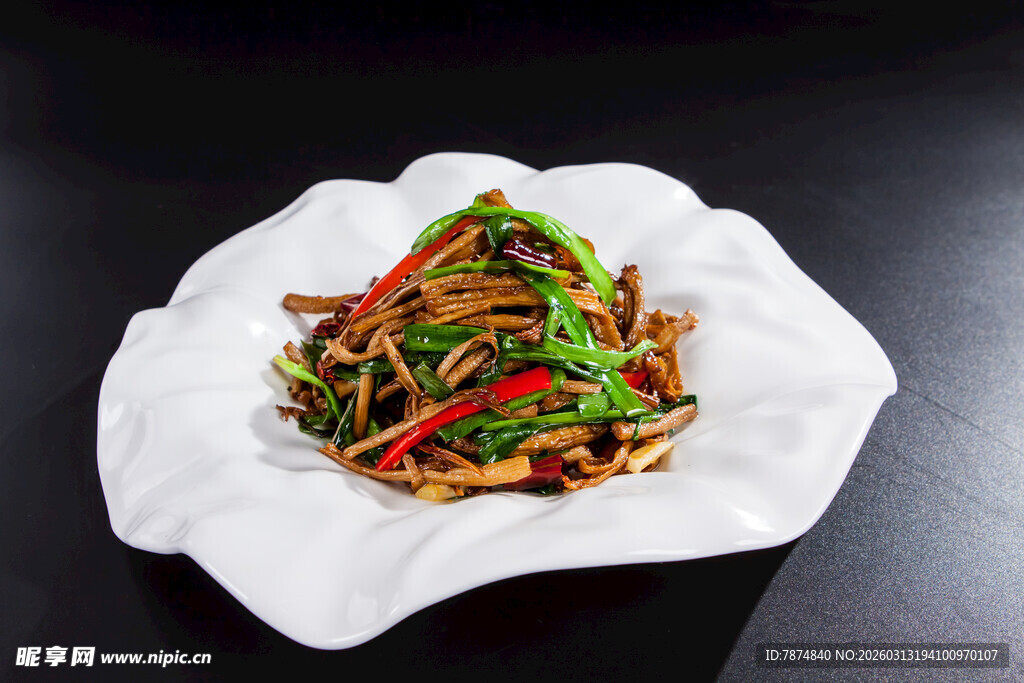 美味青椒肉丝摆放在盘