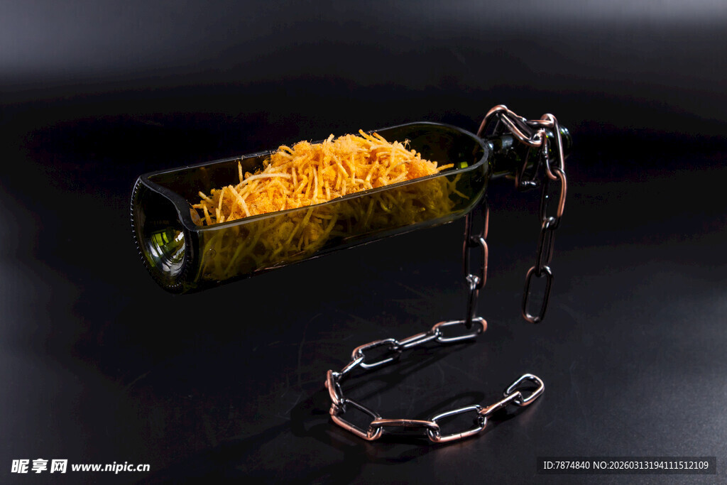 被锁酒瓶中的金黄色颗粒