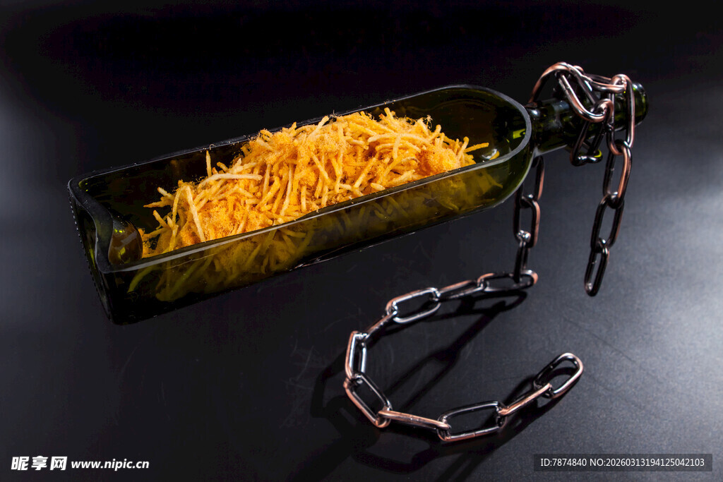 锁链旁的黄色碎屑