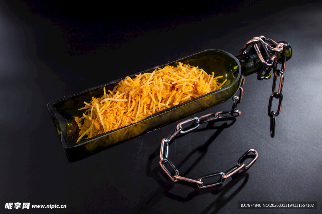 金饰与铁链 奢华与束缚