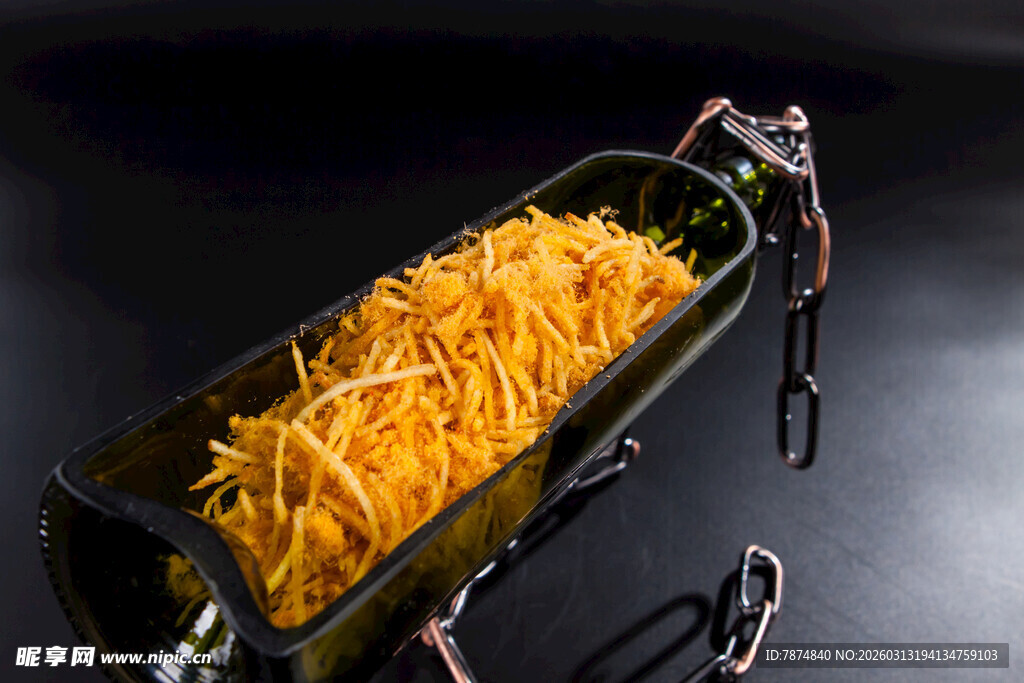 玻璃容器中的黄色丝状食物